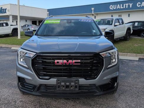 Used 2024 GMC Terrain SLE w/ Driver Convenience Package FWD image 9