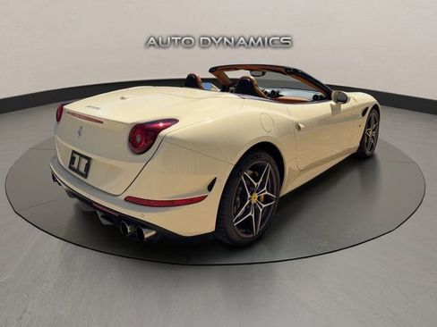 Used 2016 Ferrari California T image 9