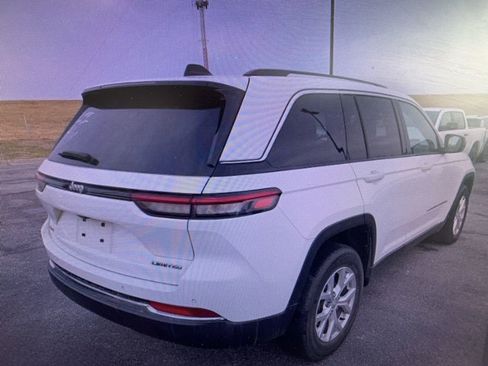Used 2023 Jeep Grand Cherokee Limited image 3
