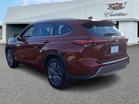 Used 2020 Toyota Highlander Platinum AWD/4WD image 4