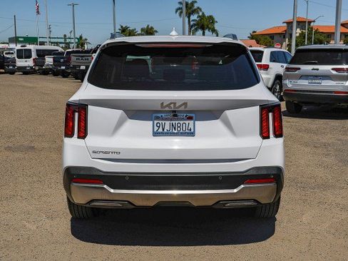 Used 2025 Kia Sorento S w/ Panoramic Sunroof Package FWD image 5