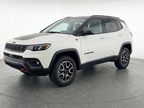 Used 2025 Jeep Compass Trailhawk image 3