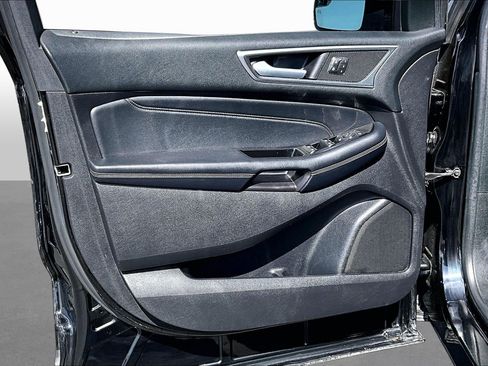 Used 2018 Ford Edge Titanium FWD image 16