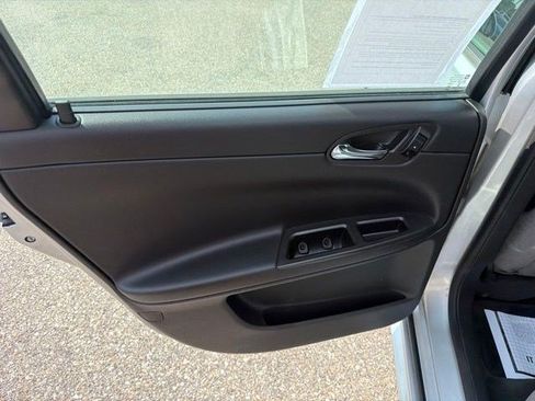 Used 2016 Chevrolet Impala LT FWD image 13