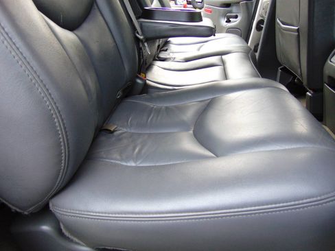 Used 2004 Chevrolet Silverado 2500 LT w/ Heavy-Duty Power Package image 17