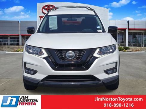 Used 2018 Nissan Rogue SV w/ Premium Package FWD image 2