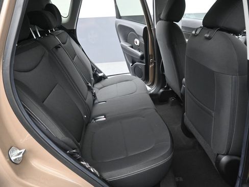 Used 2014 Kia Soul FWD image 2
