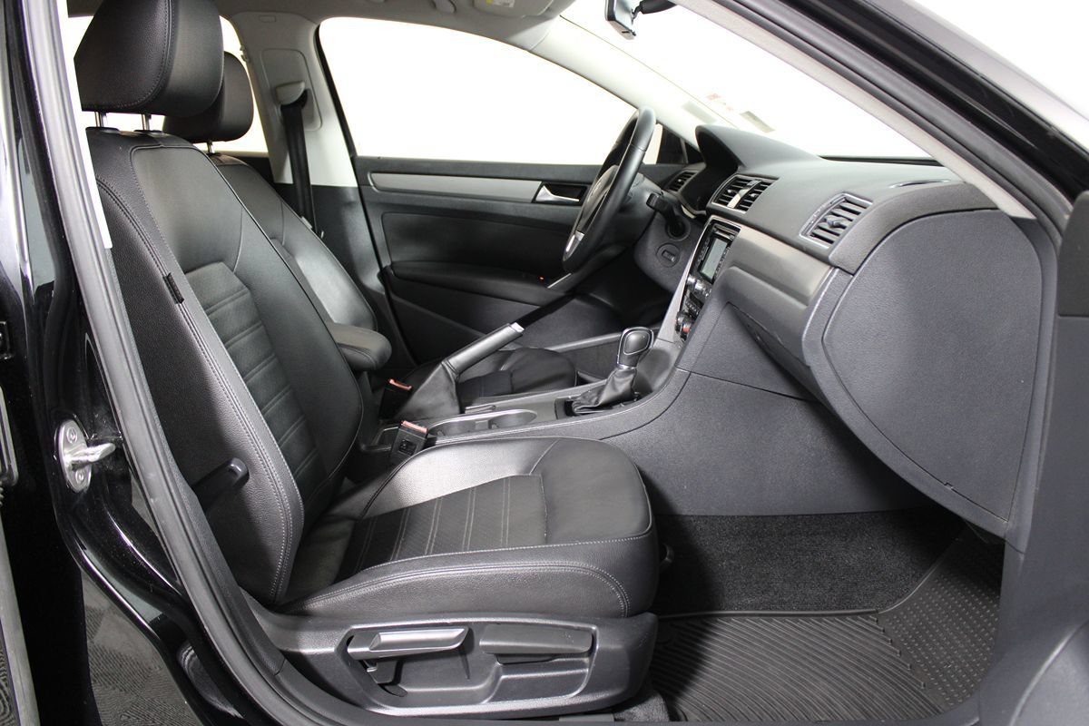 Used 2015 Volkswagen Passat 1.8T SE FWD image 9