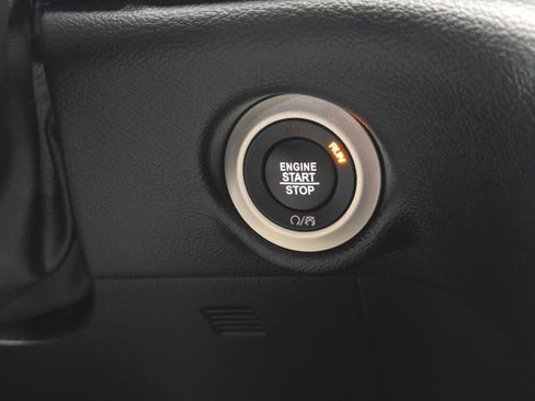 Used 2025 Chrysler Pacifica Select image 29