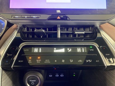 Used 2024 Toyota Venza Limited image 19