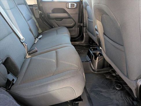 Used 2019 Jeep Wrangler Unlimited Sahara image 22