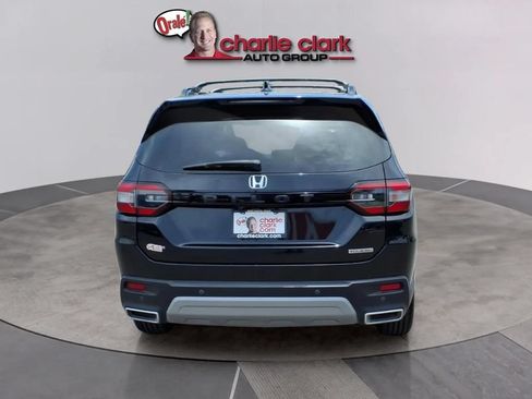 Used 2025 Honda Pilot Touring image 4