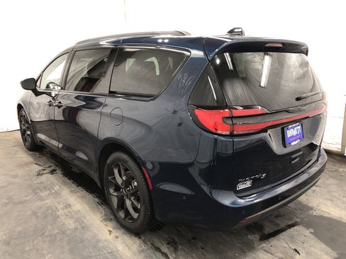 Certified 2025 Chrysler Pacifica Limited image 6