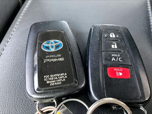 Used 2022 Toyota Prius Prime XLE FWD image 14