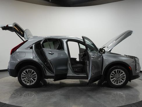 Used 2025 Cadillac XT4 Premium Luxury image 10