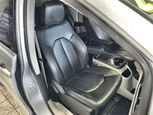 Used 2024 Chrysler Pacifica Touring-L image 25