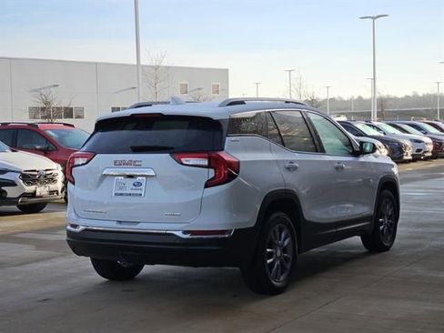 Used 2023 GMC Terrain SLT image 4