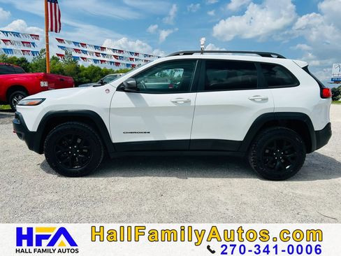 Used 2016 Jeep Cherokee Trailhawk w/ Trailer Tow Group AWD/4WD image 2