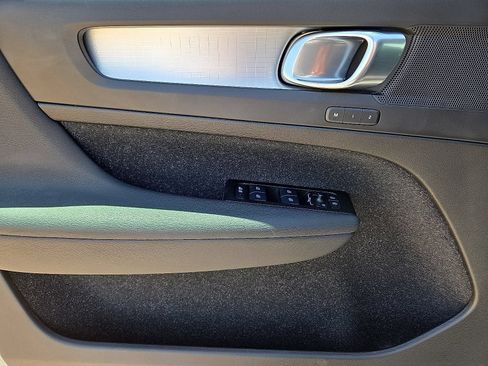 Used 2021 Volvo XC40 T4 Momentum FWD image 21