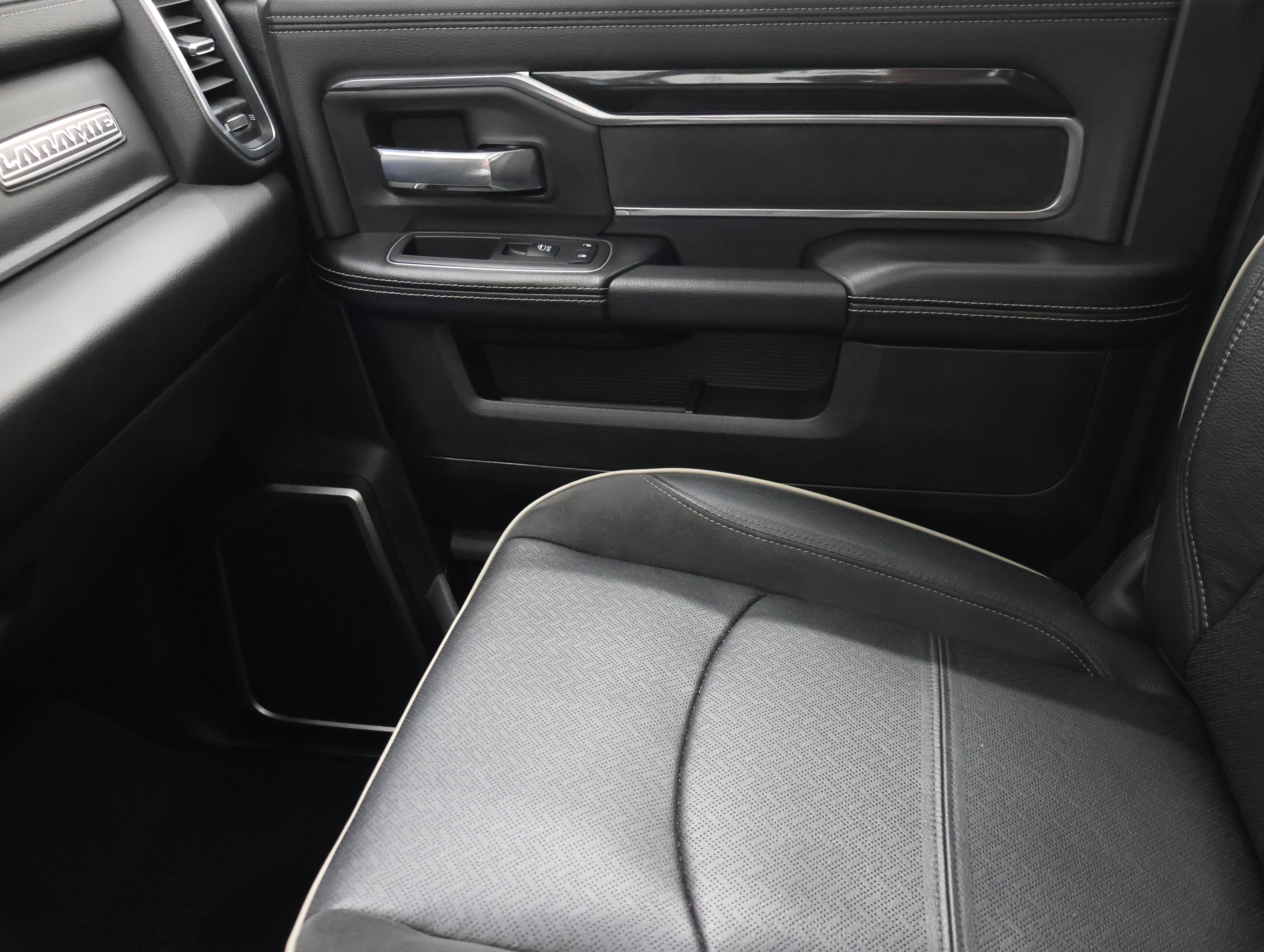 Used 2022 RAM 2500 Laramie w/ Night Edition AWD/4WD image 14