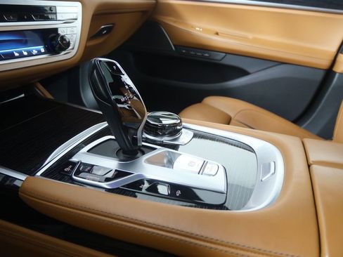 Certified 2022 BMW 750i xDrive w/ Executive Package image 26