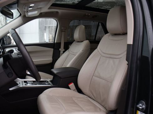 Used 2023 Ford Explorer Platinum w/ Technology Package image 13