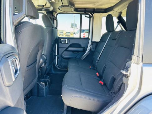 Used 2019 Jeep Wrangler Unlimited Sahara image 21