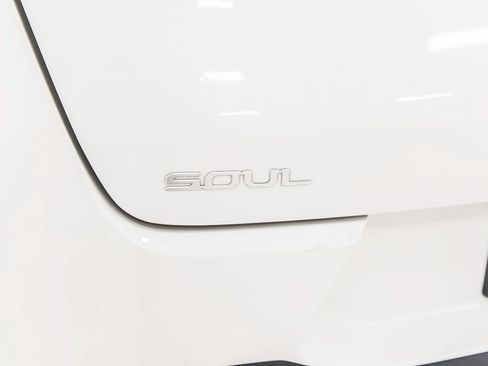 Used 2023 Kia Soul S FWD image 5