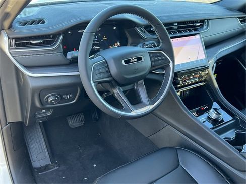 New 2025 Jeep Grand Cherokee Limited w/ Black Appearance Package image 17