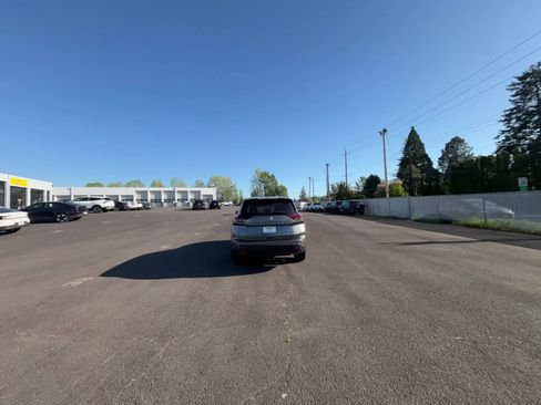 Used 2024 Nissan Rogue S AWD/4WD image 16