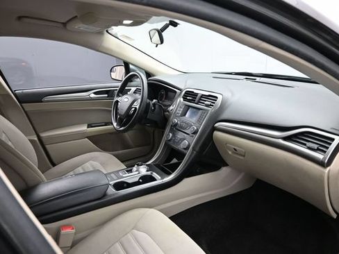 Used 2018 Ford Fusion SE FWD image 28