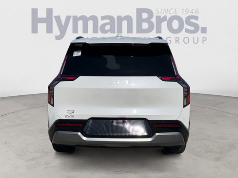 Certified 2024 Kia EV9 Land image 4