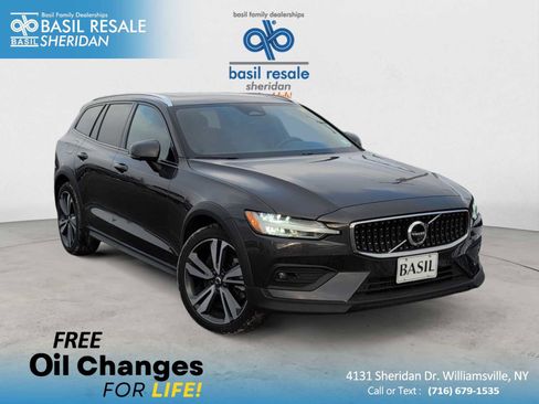 Used 2025 Volvo V60 B5 Cross Country Plus image 1