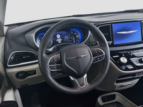 Used 2024 Chrysler Pacifica Touring-L FWD image 18