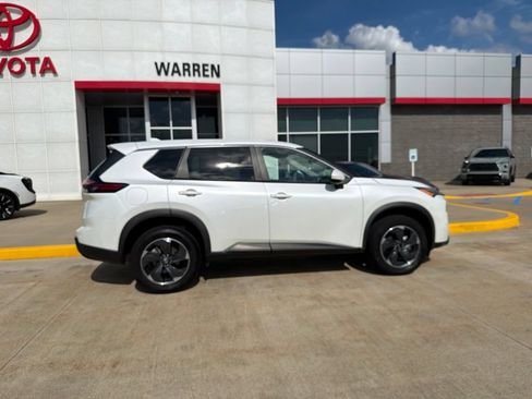 Used 2024 Nissan Rogue SV AWD/4WD image 10