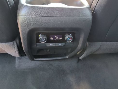 Used 2025 Chevrolet Traverse LT FWD image 20