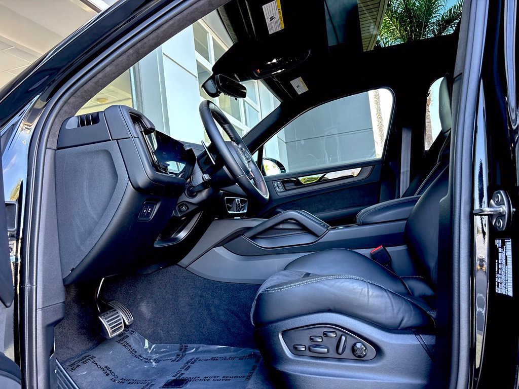 Used 2025 Porsche Cayenne GTS AWD/4WD image 14