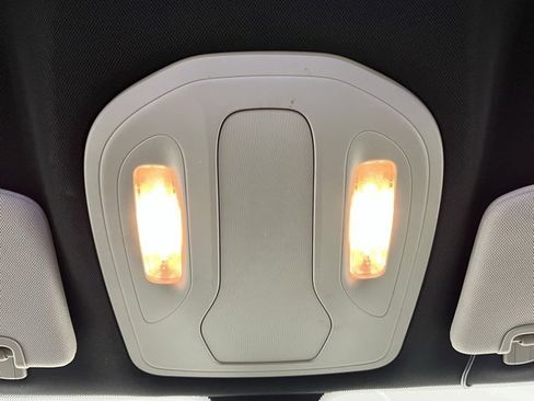 Used 2020 Chrysler Voyager L image 19