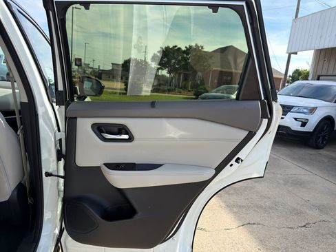 Used 2025 Nissan Rogue SL w/ Tech Package FWD image 30