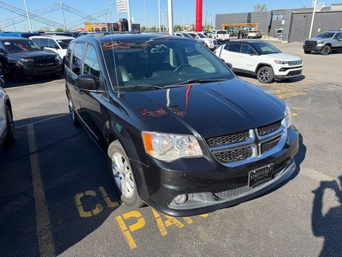 Used 2018 Dodge Grand Caravan SXT FWD image 2