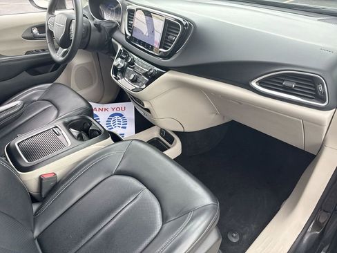 Used 2023 Chrysler Pacifica Touring-L FWD image 29