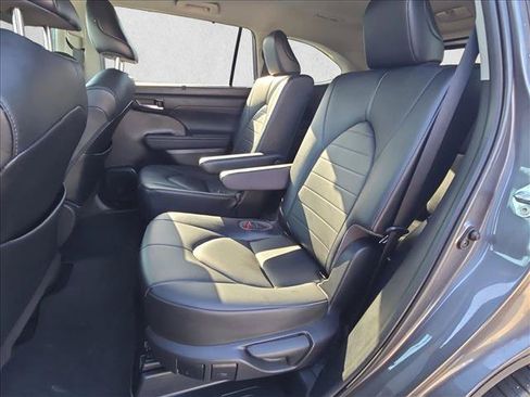 Used 2021 Toyota Highlander XLE FWD image 18