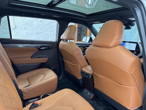 Certified 2021 Toyota Highlander Platinum image 49