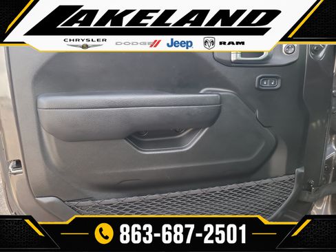 Used 2024 Jeep Gladiator Mojave AWD/4WD image 16