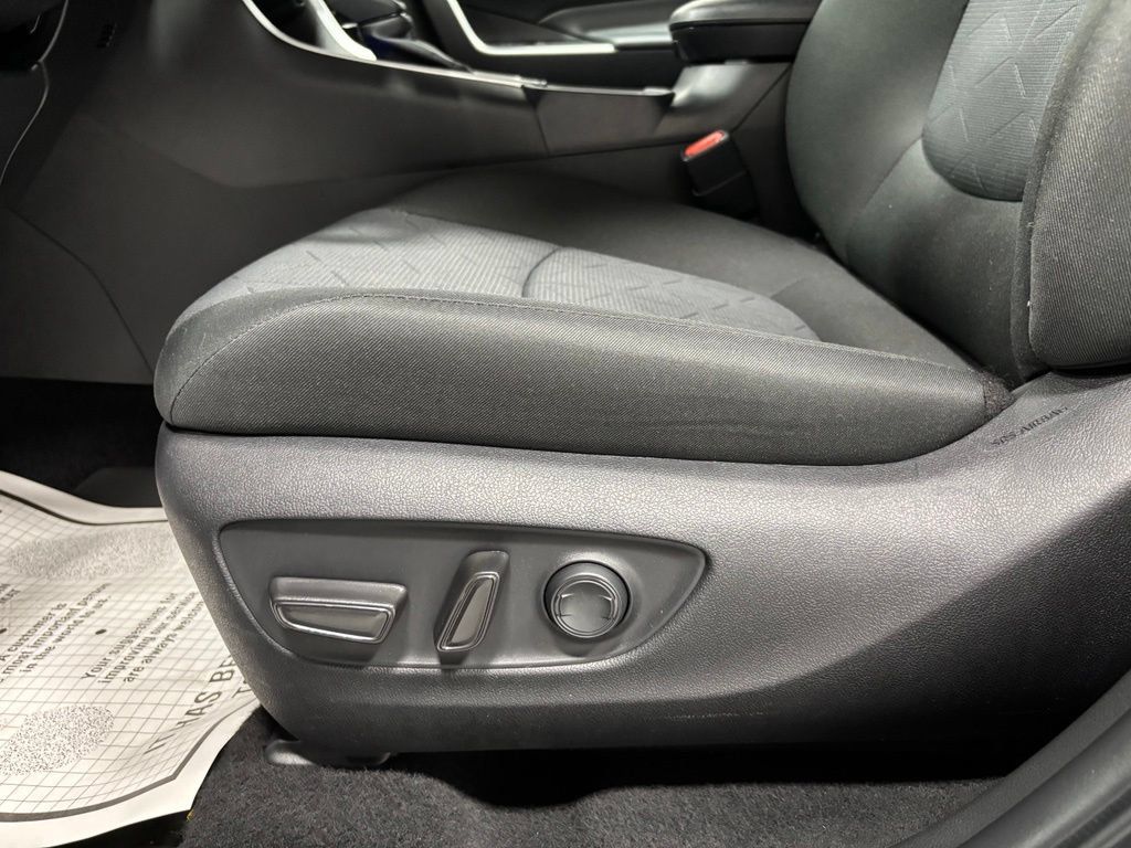 Used 2025 Toyota RAV4 XLE AWD/4WD image 12
