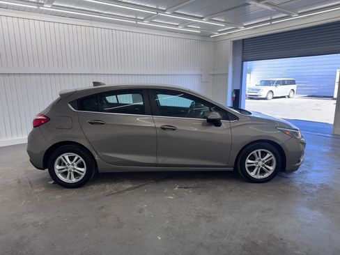 Used 2018 Chevrolet Cruze LT w/ Convenience Package image 4