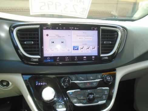 Used 2023 Chrysler Pacifica Touring-L FWD image 19