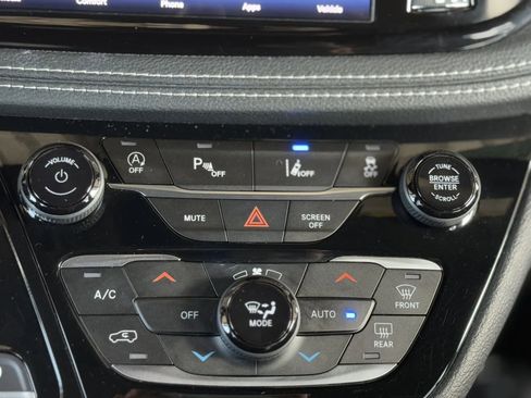 Used 2021 Chrysler Pacifica Touring w/ Uconnect Theater Family Group image 37