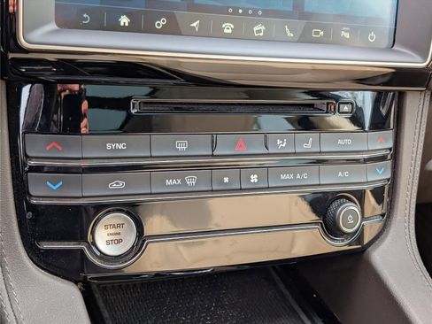Used 2019 Jaguar F-PACE Prestige image 28