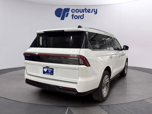 Used 2025 Lincoln Navigator Reserve AWD/4WD image 8